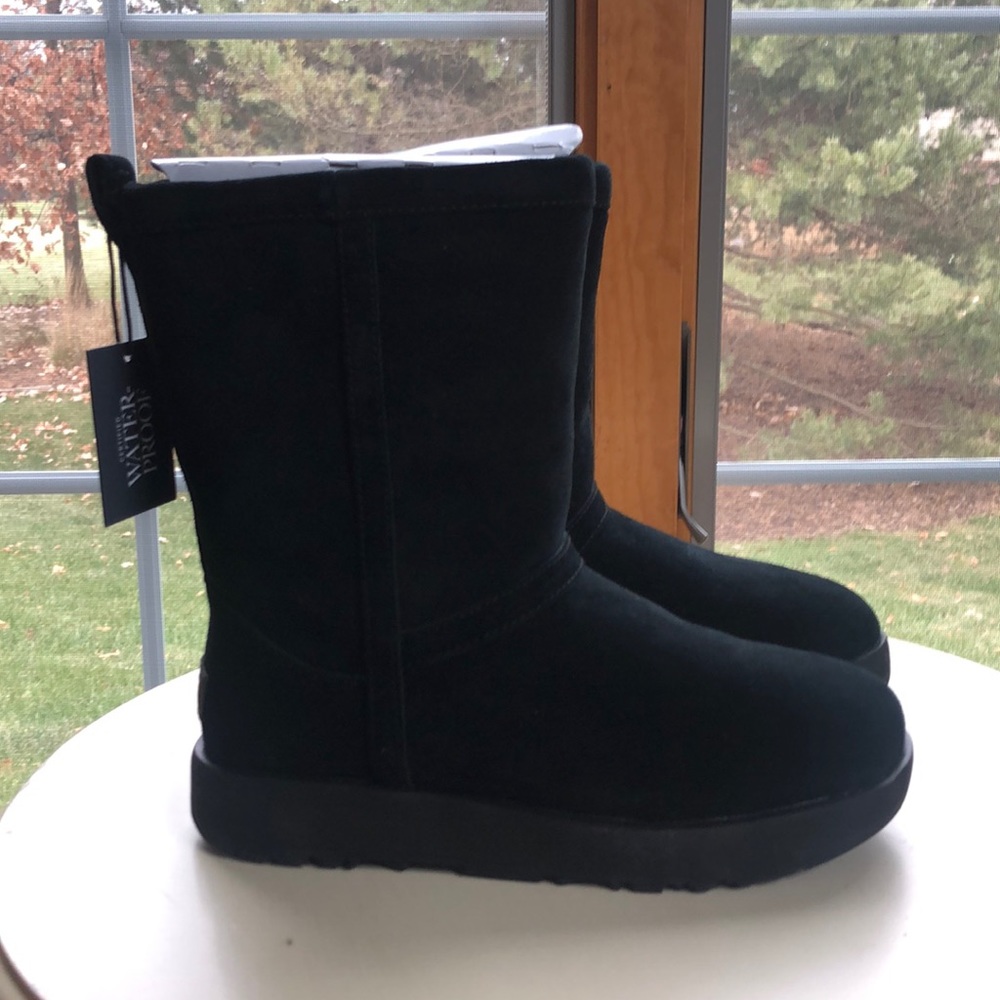 BRAND NEW IN BOX short weatherproof Ugg Boots